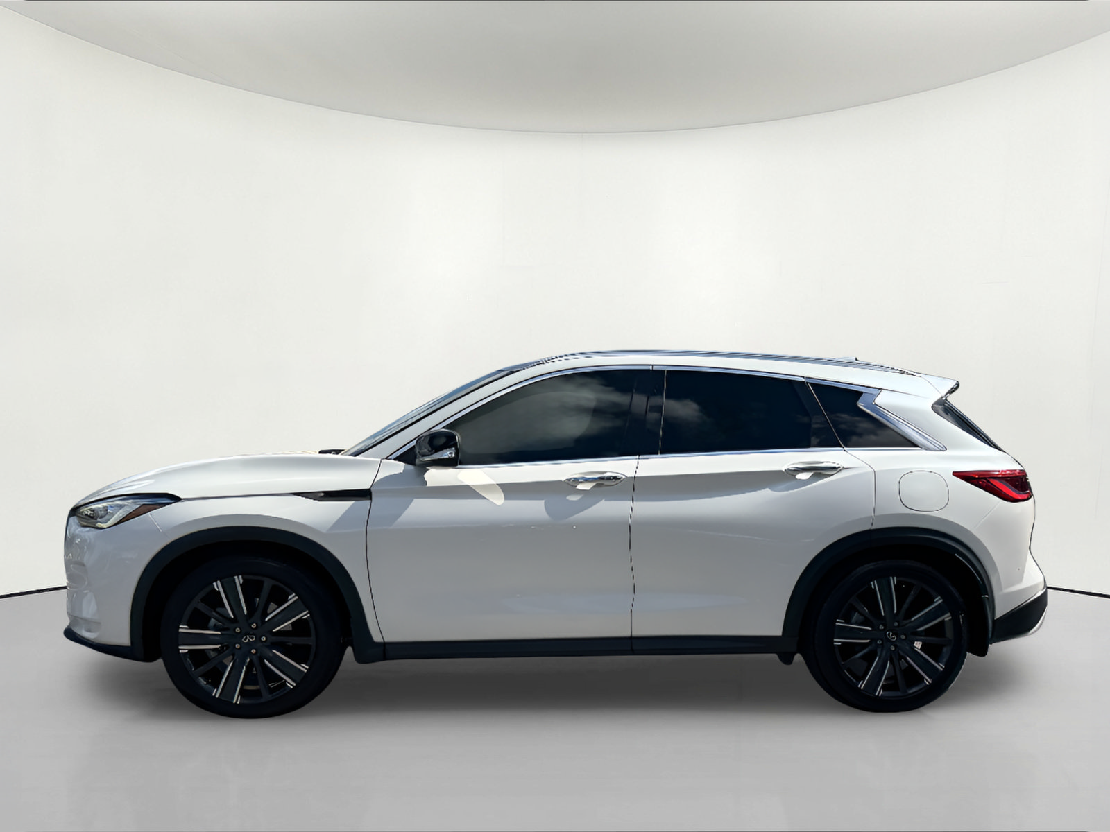 Used 2021 INFINITI QX50 Luxe w/ Appearance Package FWD image 2