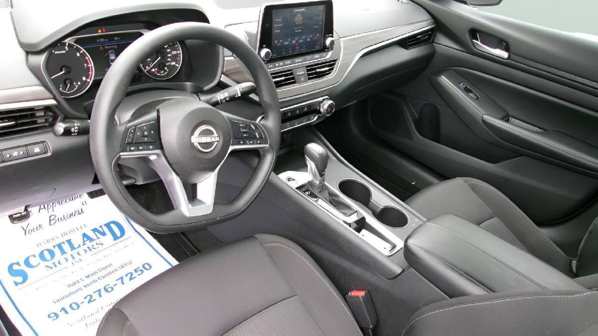 Used 2025 Nissan Altima 2.5 SV FWD image 12