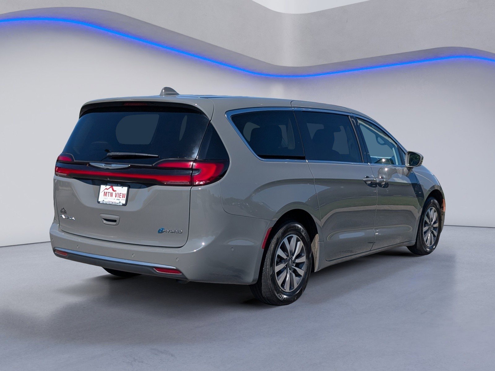 Used 2022 Chrysler Pacifica Touring-L w/ Uconnect Theater Family Group FWD image 9
