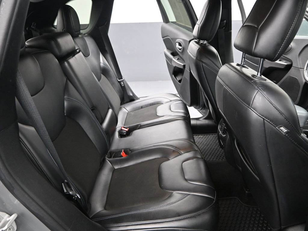 Used 2020 Jeep Cherokee Latitude Plus w/ Comfort/Convenience Group image 25