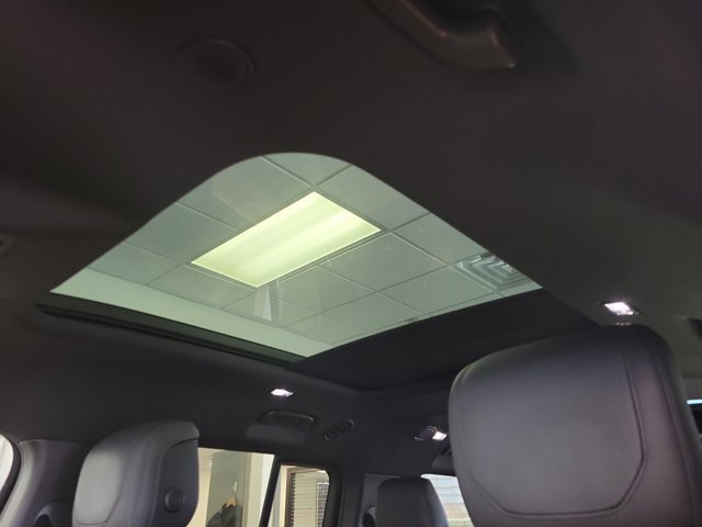 Used 2023 Land Rover Defender 130 X-Dynamic SE image 7