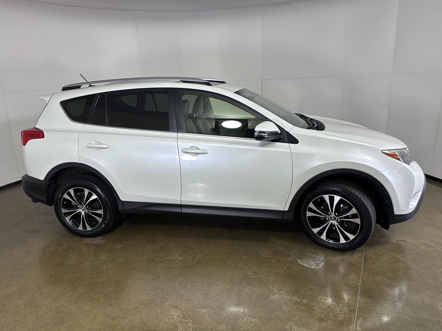Used 2015 Toyota RAV4 Limited AWD/4WD image 9