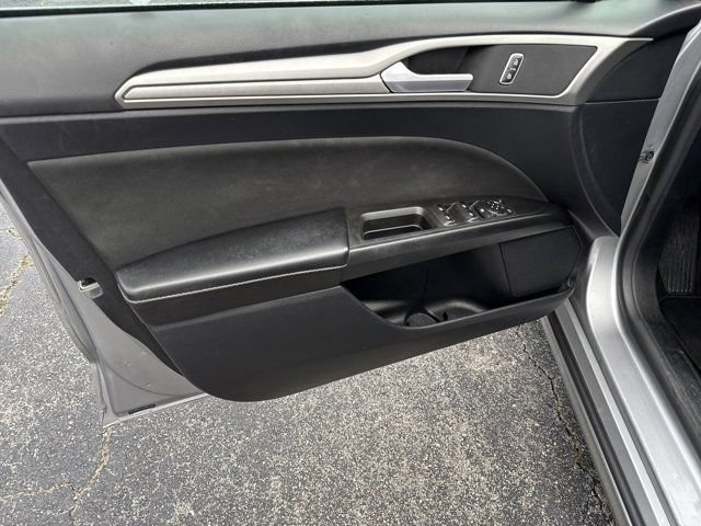 Used 2020 Ford Fusion SE FWD image 15