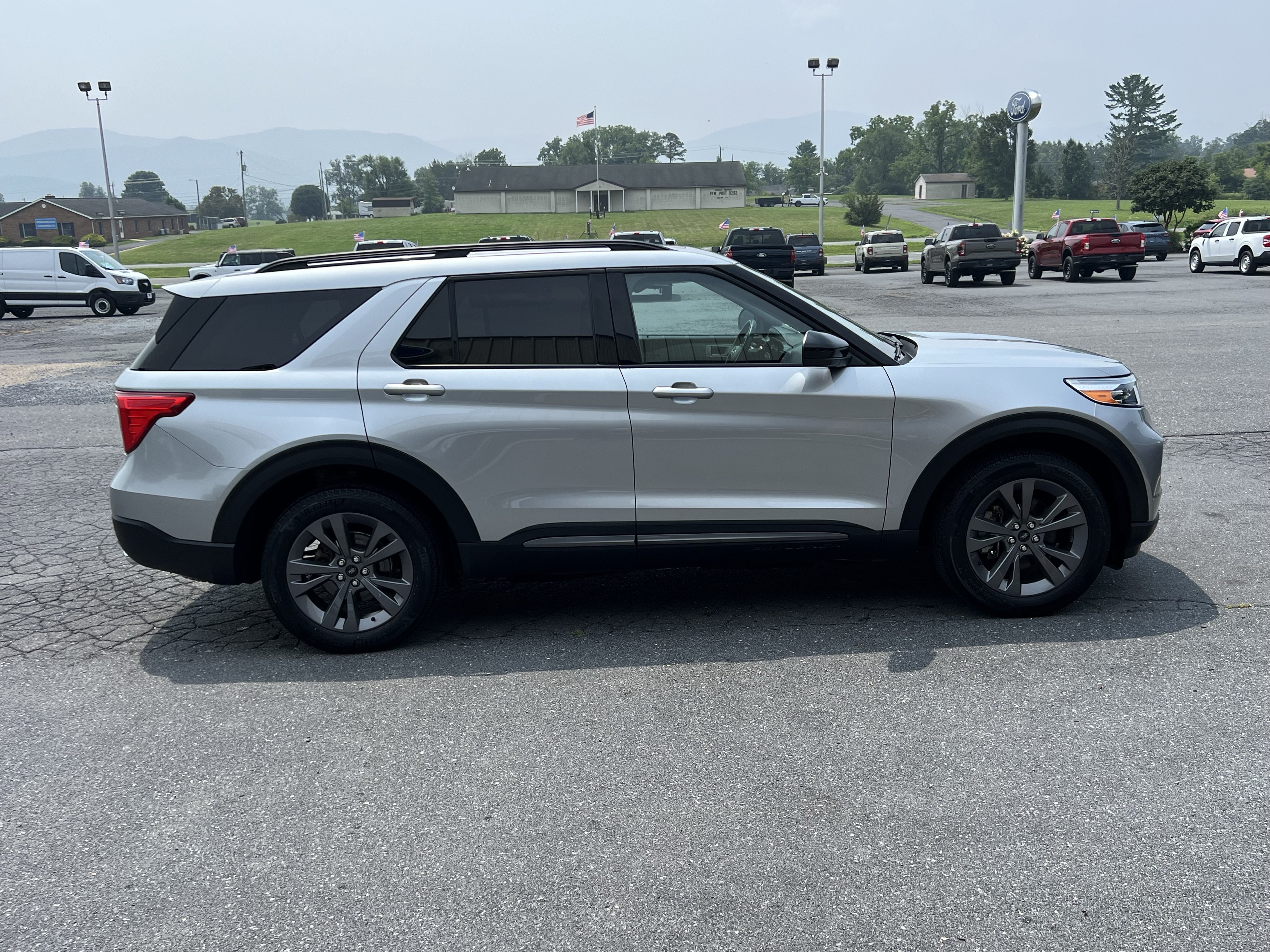 Used 2023 Ford Explorer XLT w/ Equipment Group 202A AWD/4WD image 7