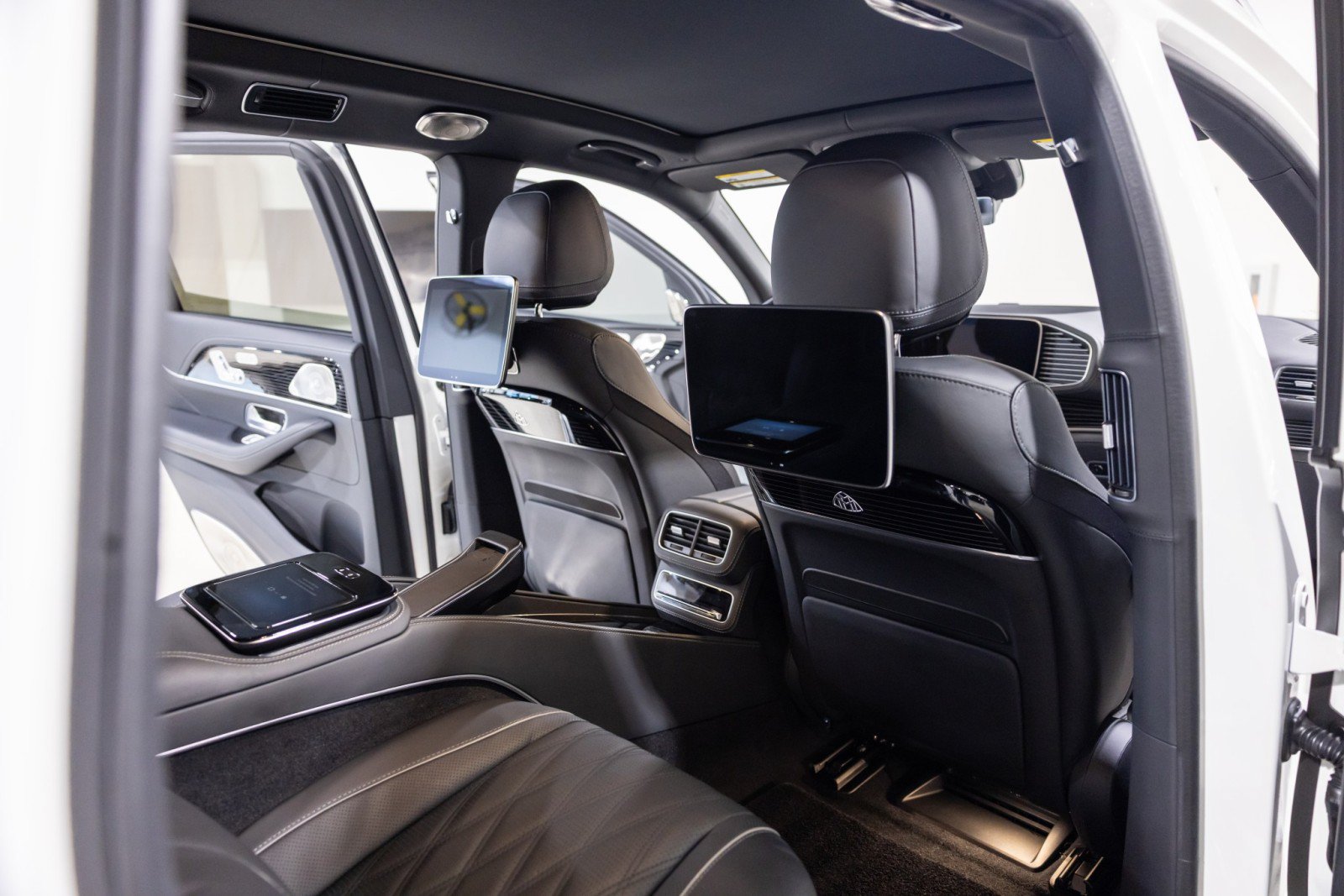 Used 2024 Mercedes-Benz Maybach GLS 600 4MATIC image 33