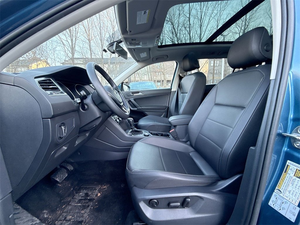 Used 2020 Volkswagen Tiguan SE w/ Panoramic Sunroof Package image 13