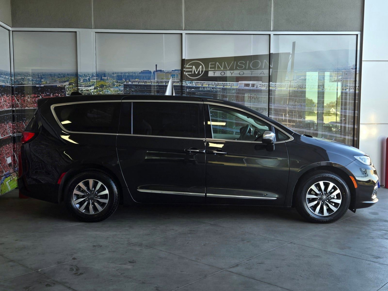 Used 2023 Chrysler Pacifica Limited image 4