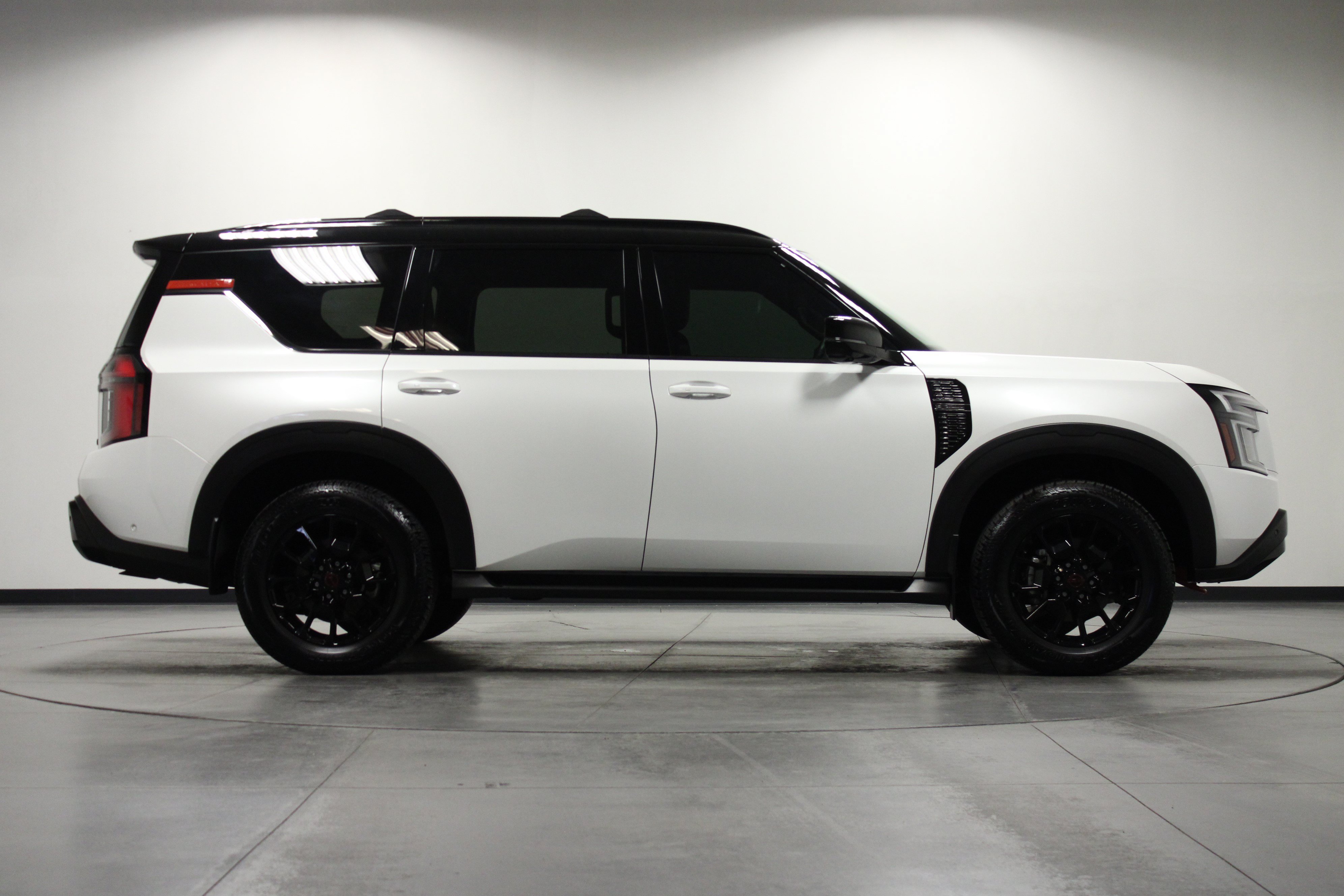 Used 2025 Nissan Armada PRO-4X AWD/4WD image 3