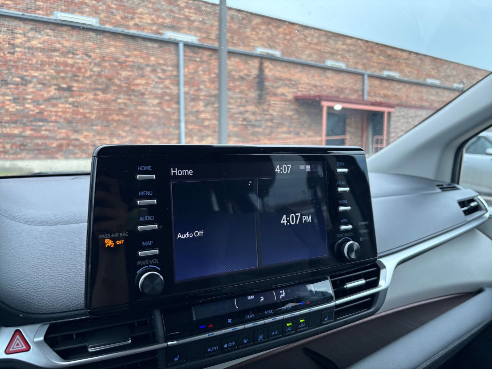 Used 2024 Toyota Sienna XLE FWD image 20