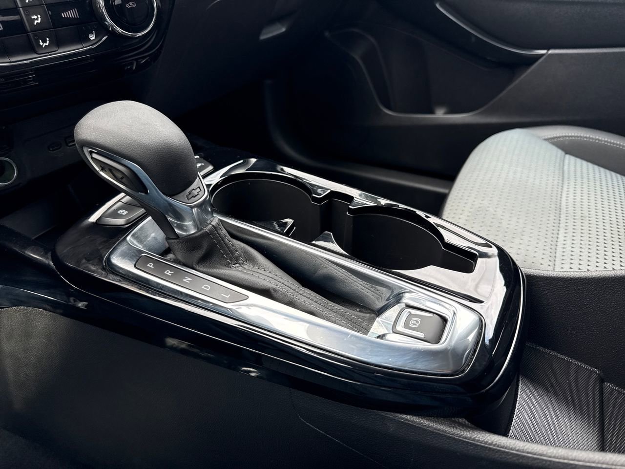 Used 2025 Chevrolet Trax LT w/ LT Convenience Package image 21