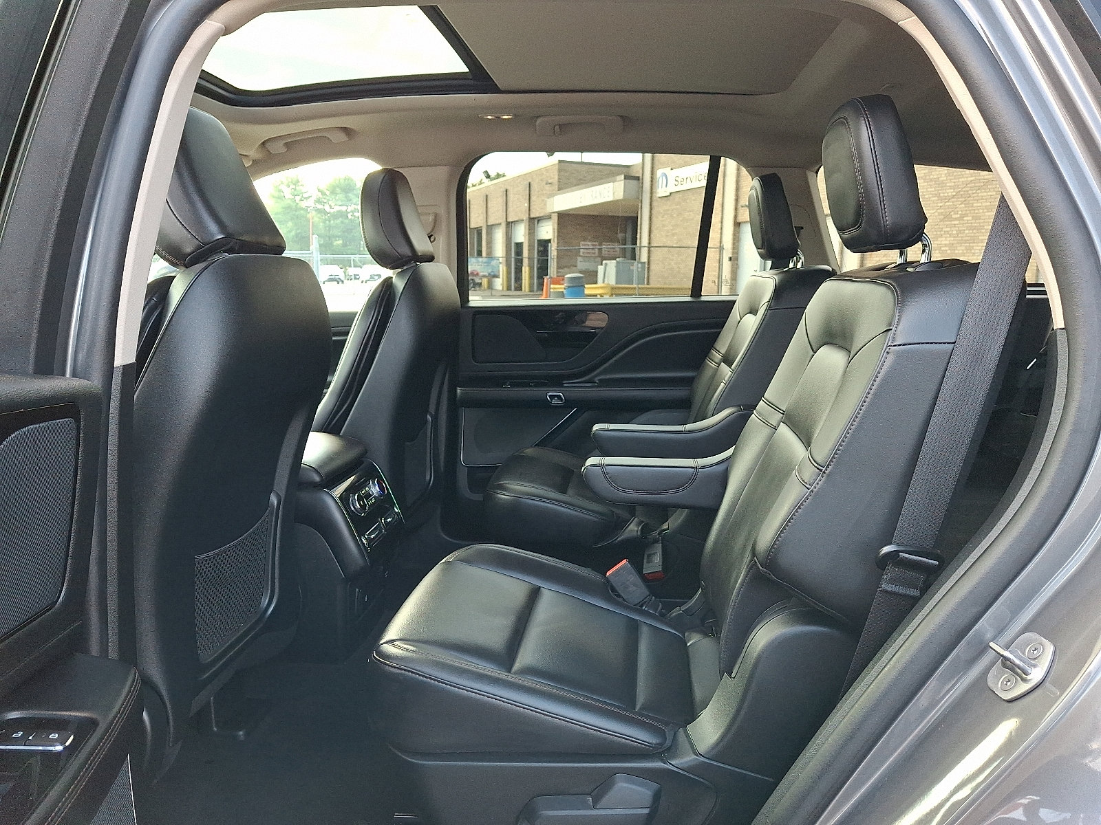 Used 2023 Lincoln Aviator AWD w/ Premium Package image 11