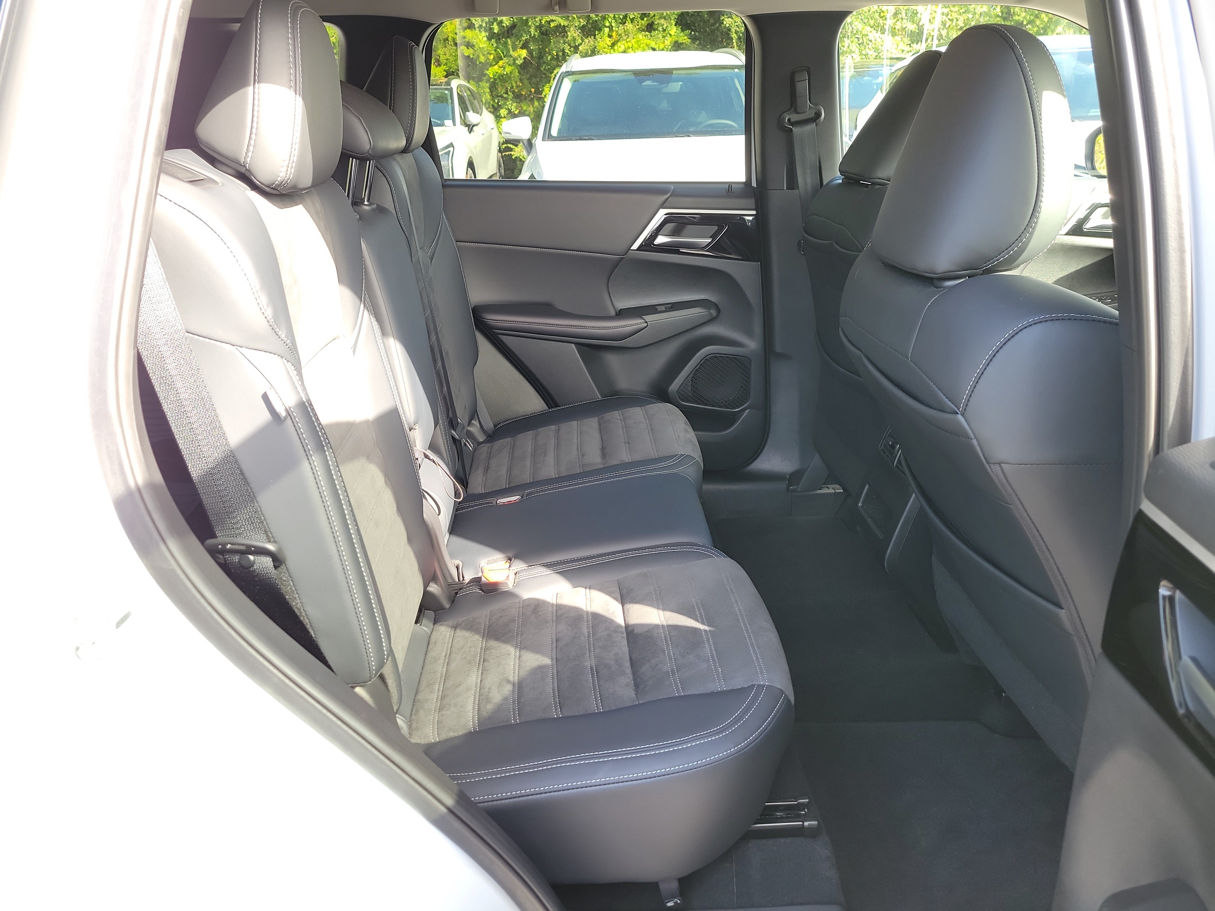 Used 2023 Mitsubishi Outlander SE AWD/4WD image 9