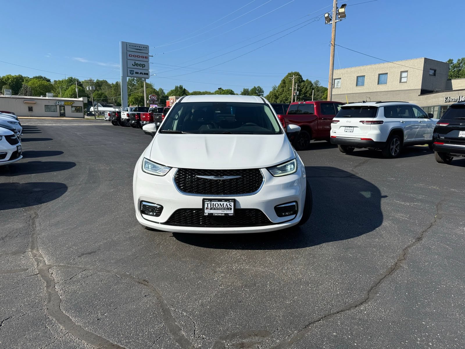 Used 2023 Chrysler Pacifica Touring-L AWD/4WD image 2