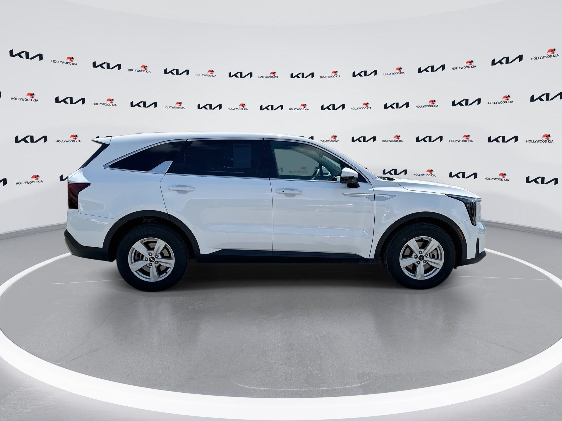 Certified 2025 Kia Sorento LX FWD image 9