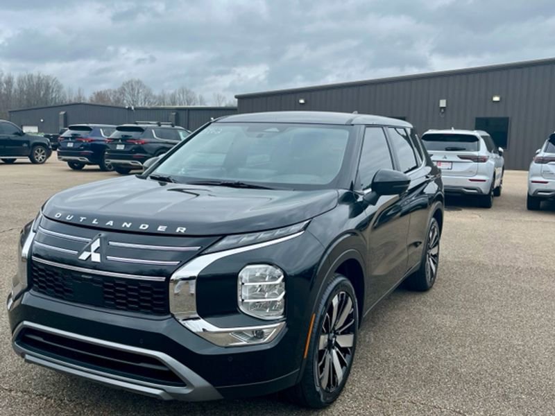 New 2026 Mitsubishi Outlander SE FWD image 2