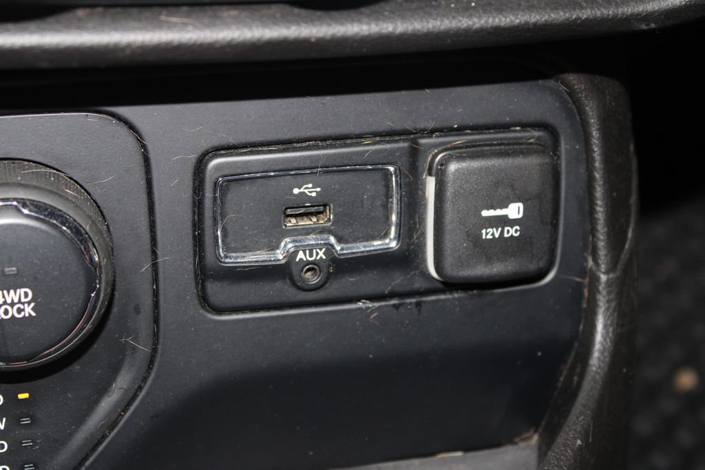 Used 2017 Jeep Renegade Latitude w/ Cold Weather Group image 38