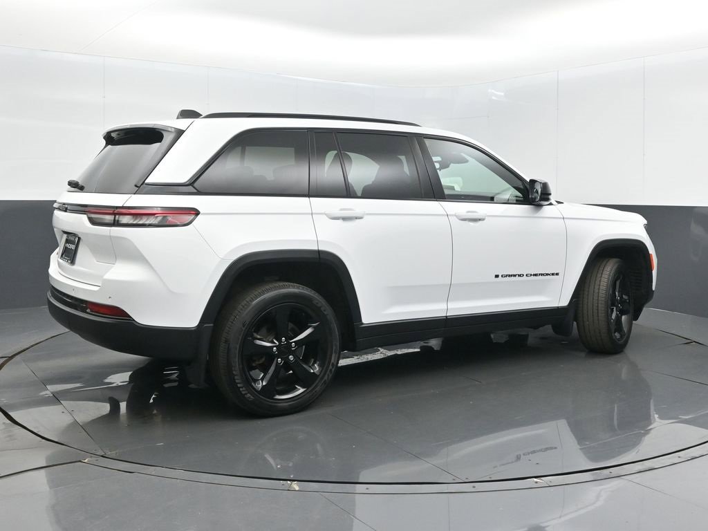 Used 2023 Jeep Grand Cherokee Altitude image 7