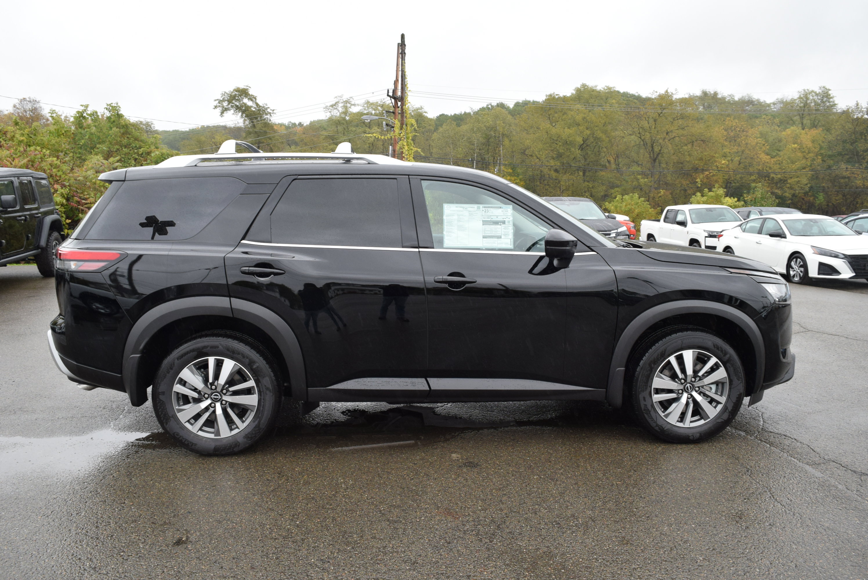 New 2025 Nissan Pathfinder SL image 5