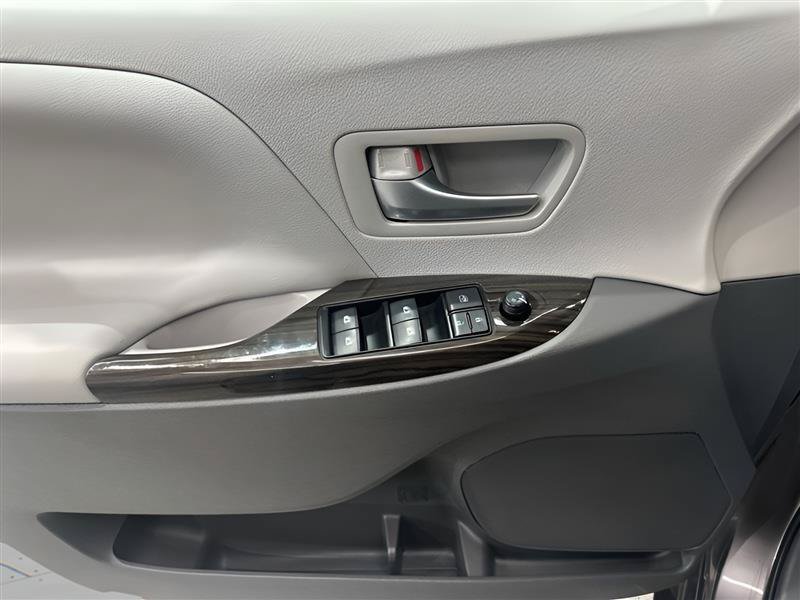 Used 2017 Toyota Sienna XLE w/ XLE Navigation Package FWD image 10