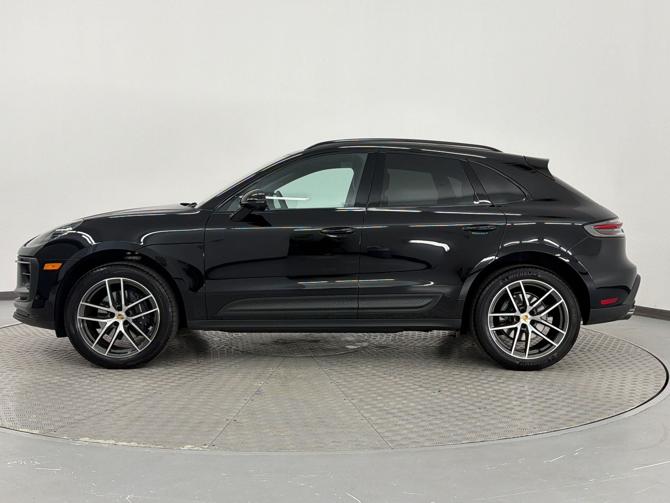 Used 2026 Porsche Macan AWD/4WD image 2