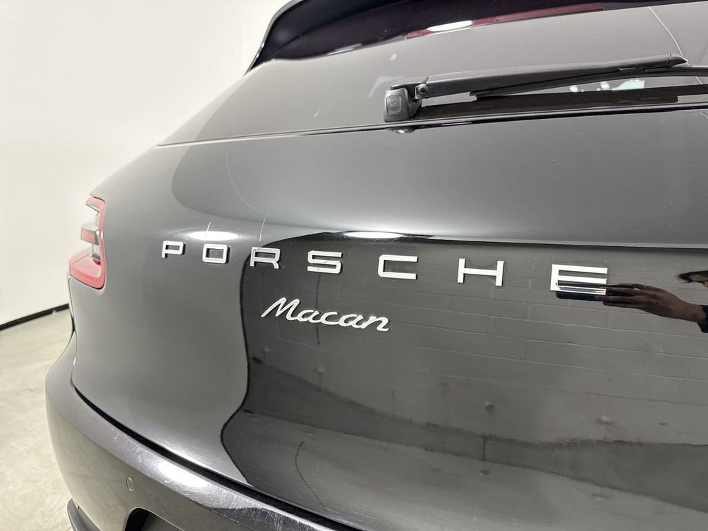 Certified 2018 Porsche Macan AWD/4WD image 18