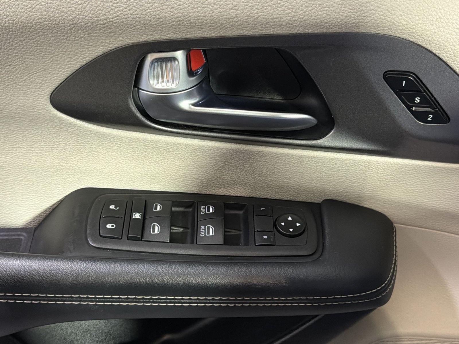 Used 2023 Chrysler Pacifica Touring-L FWD image 34