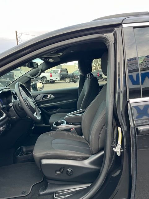 Used 2022 Chrysler Pacifica Touring FWD image 28