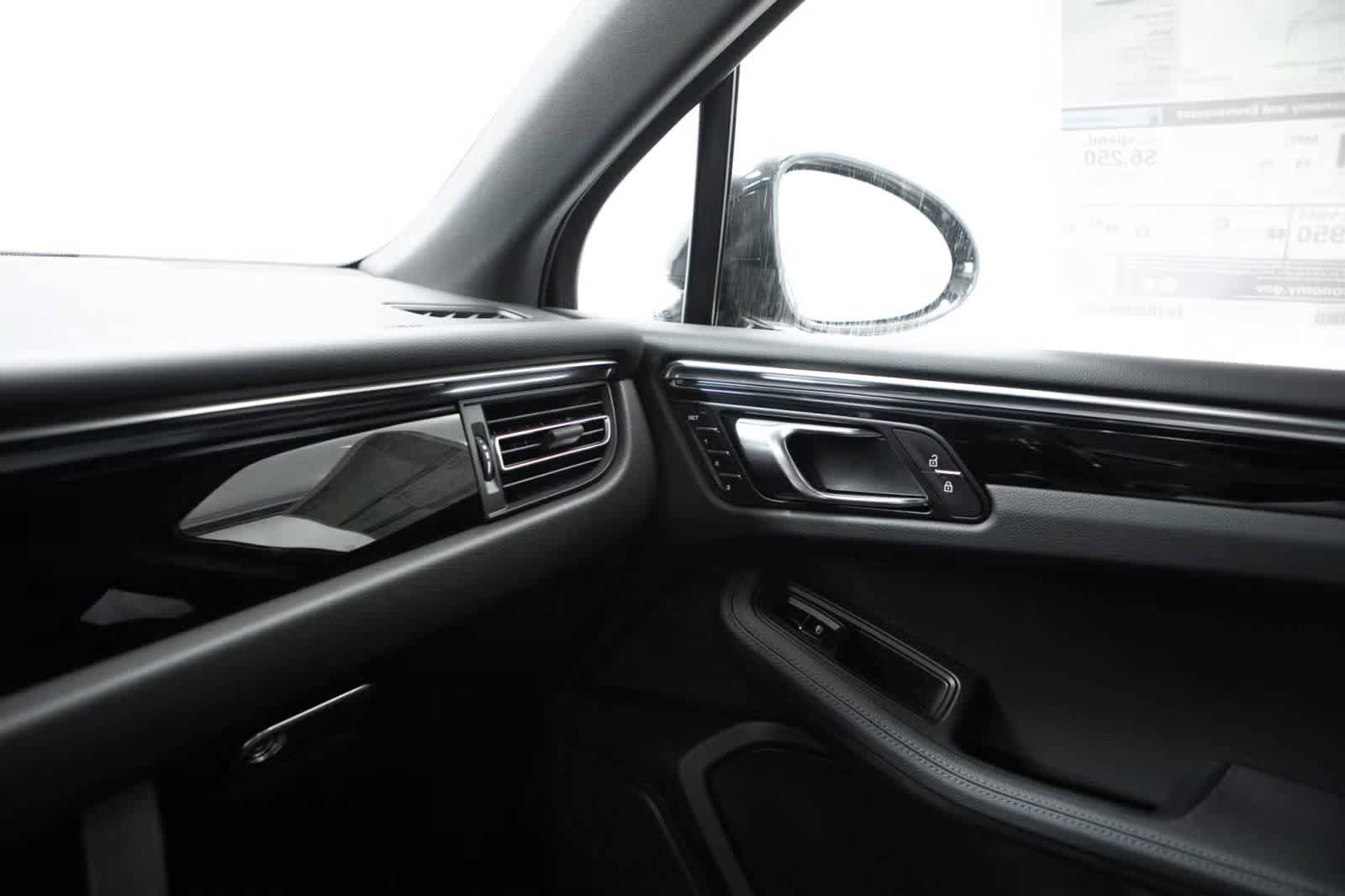 Certified 2026 Porsche Macan AWD/4WD image 32
