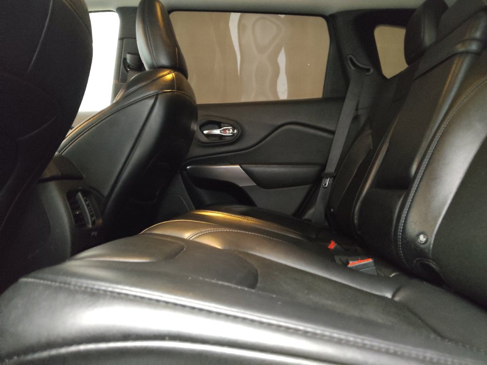 Used 2019 Jeep Cherokee Latitude Plus FWD image 18