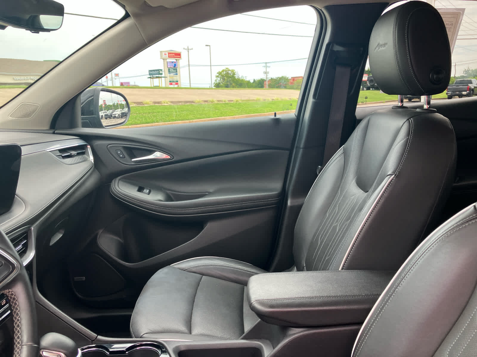 Used 2025 Buick Encore GX Avenir w/ Avenir Technology Package FWD image 10