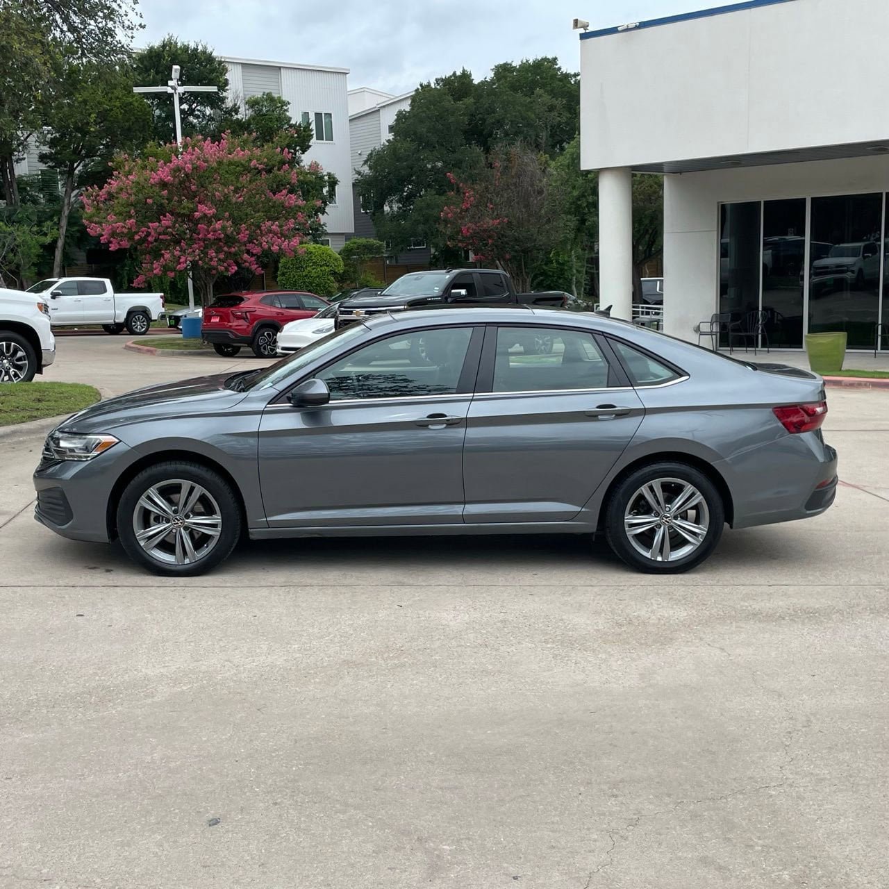 Used 2024 Volkswagen Jetta SE FWD image 3