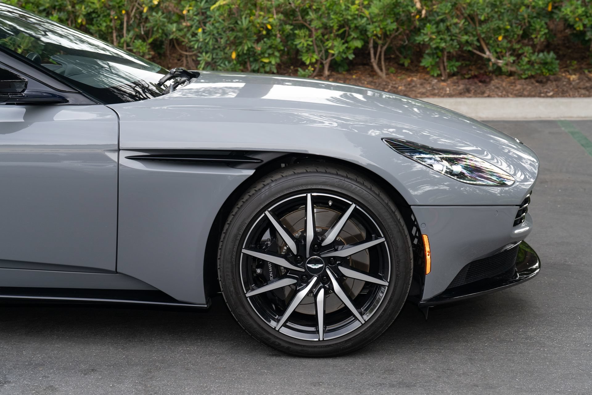 Used 2022 Aston Martin DB11 Volante RWD image 25