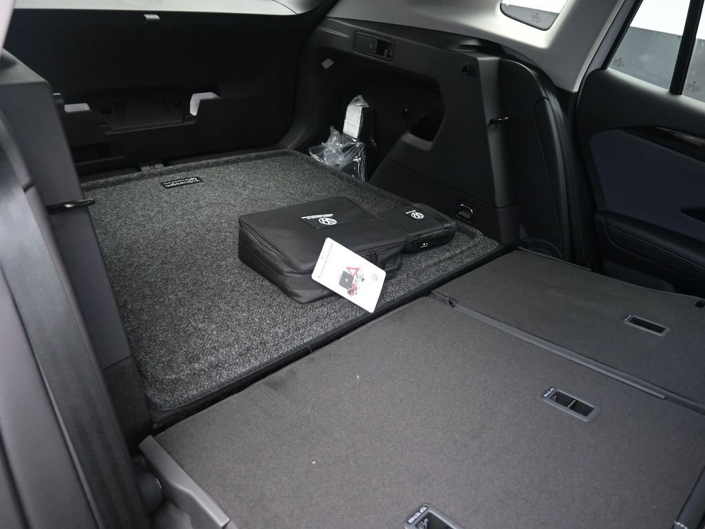 Used 2025 Volkswagen Tiguan SE image 28