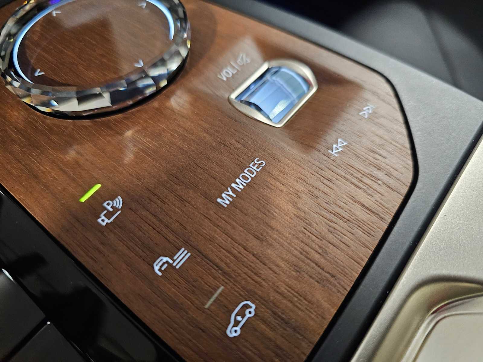 Used 2023 BMW iX xDrive50 w/ Premium Package image 23