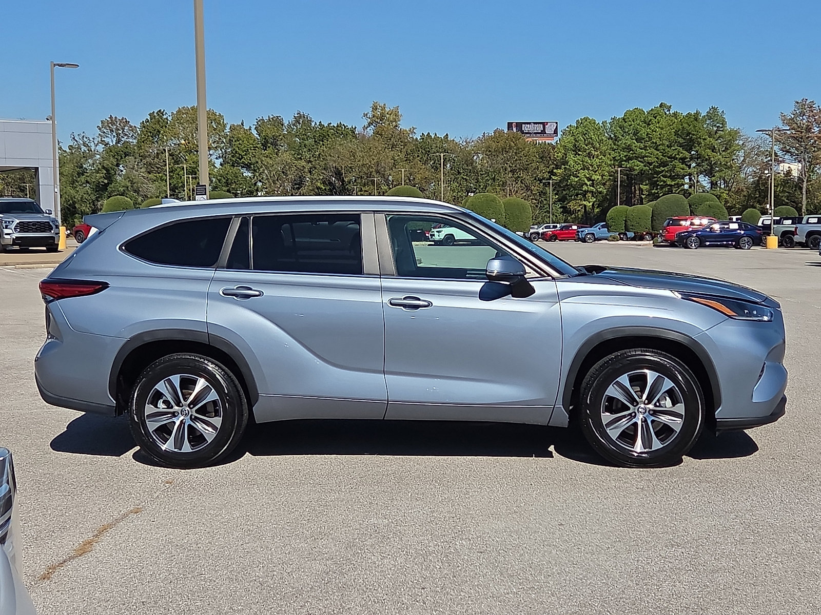 Used 2023 Toyota Highlander XLE FWD image 6