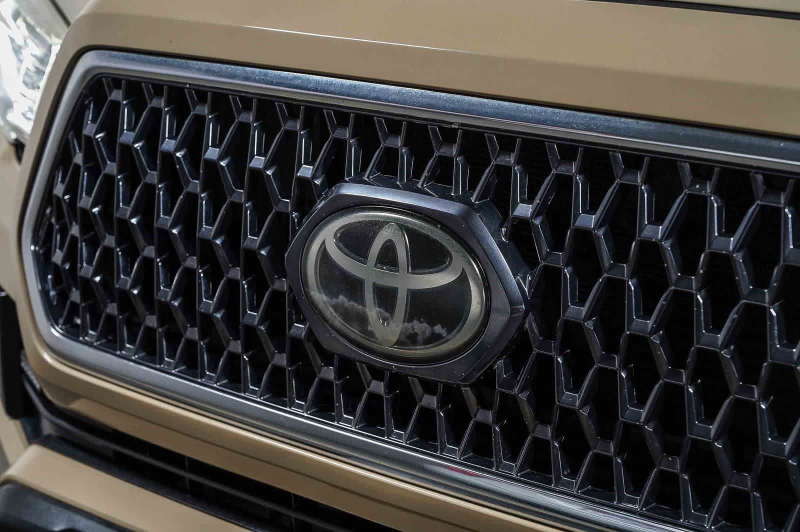 Used 2019 Toyota Tacoma TRD Off-Road w/ Technology Package AWD/4WD image 8