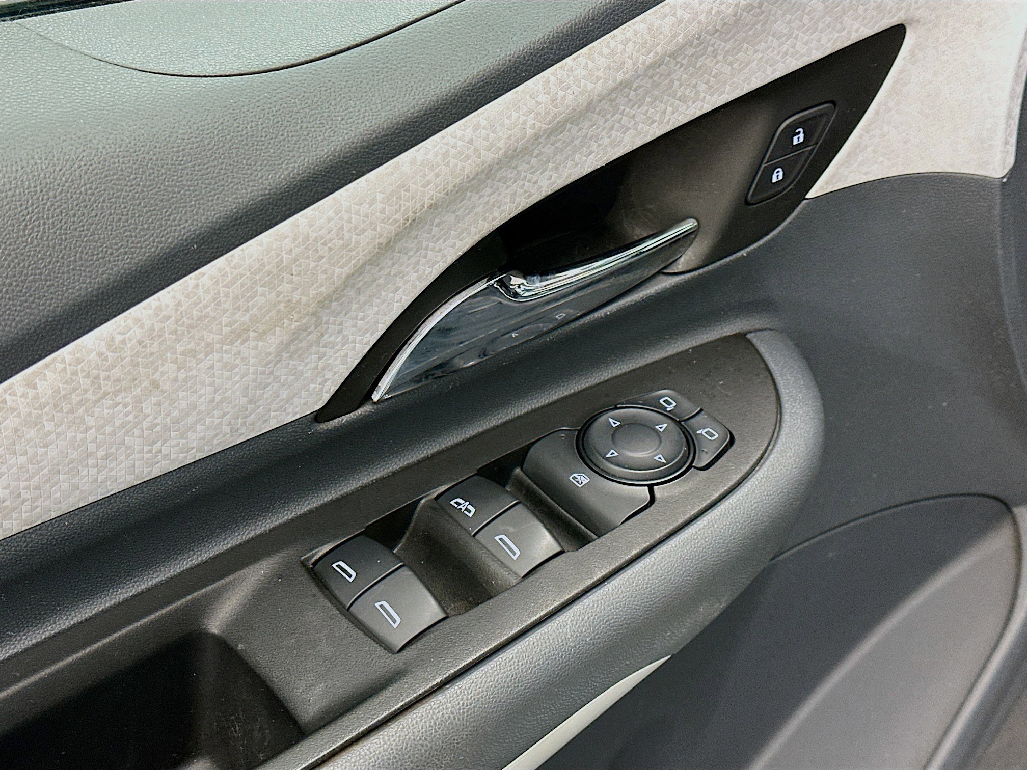 Used 2017 Chevrolet Bolt Premier w/ Driver Confidence II Package image 15