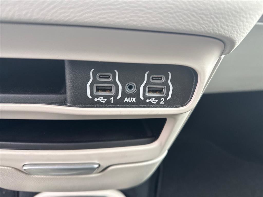 Used 2024 Chrysler Pacifica Touring-L image 12