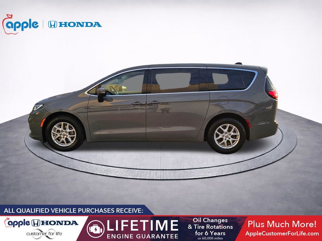 Used 2023 Chrysler Pacifica Touring-L image 11