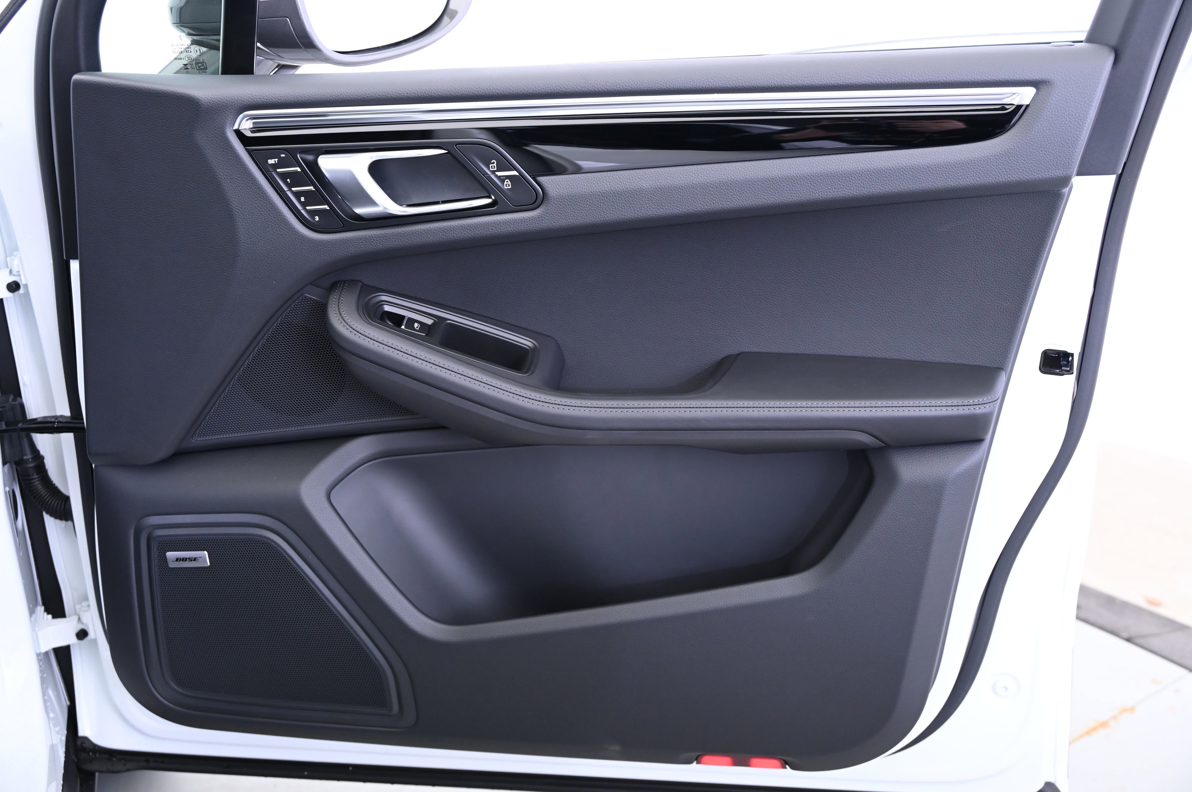 Certified 2025 Porsche Macan image 25