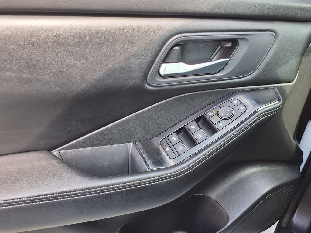 Used 2024 Nissan Rogue SV FWD image 16