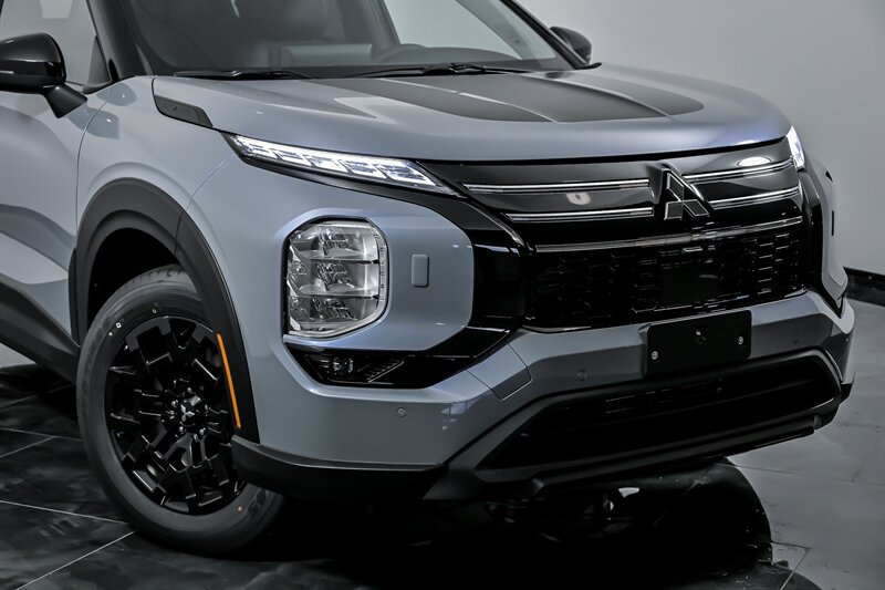 New 2025 Mitsubishi Outlander AWD image 2