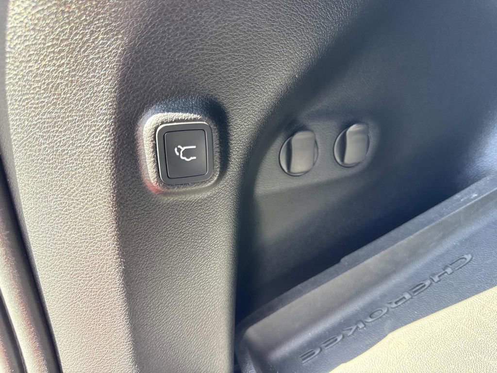 Used 2021 Jeep Cherokee High Altitude image 12