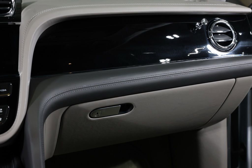 Used 2022 Bentley Bentayga image 25