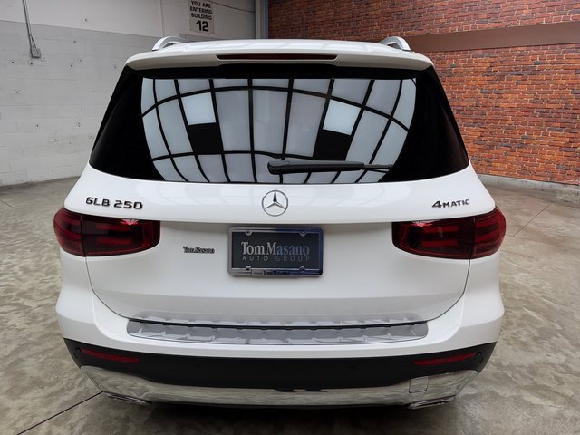 Used 2025 Mercedes-Benz GLB 250 4MATIC image 4