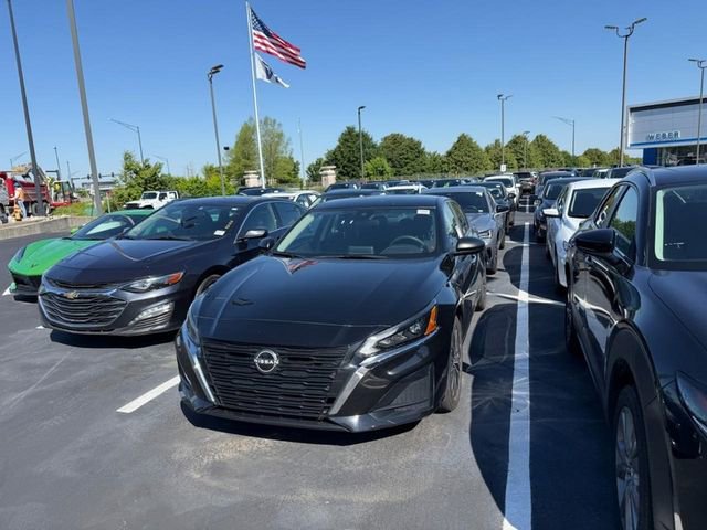 Used 2025 Nissan Altima 2.5 SV FWD image 2