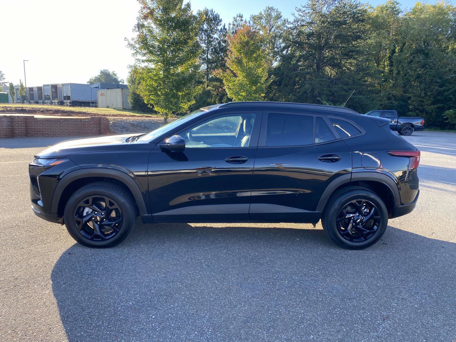 Used 2025 Chevrolet Trax LT FWD image 6