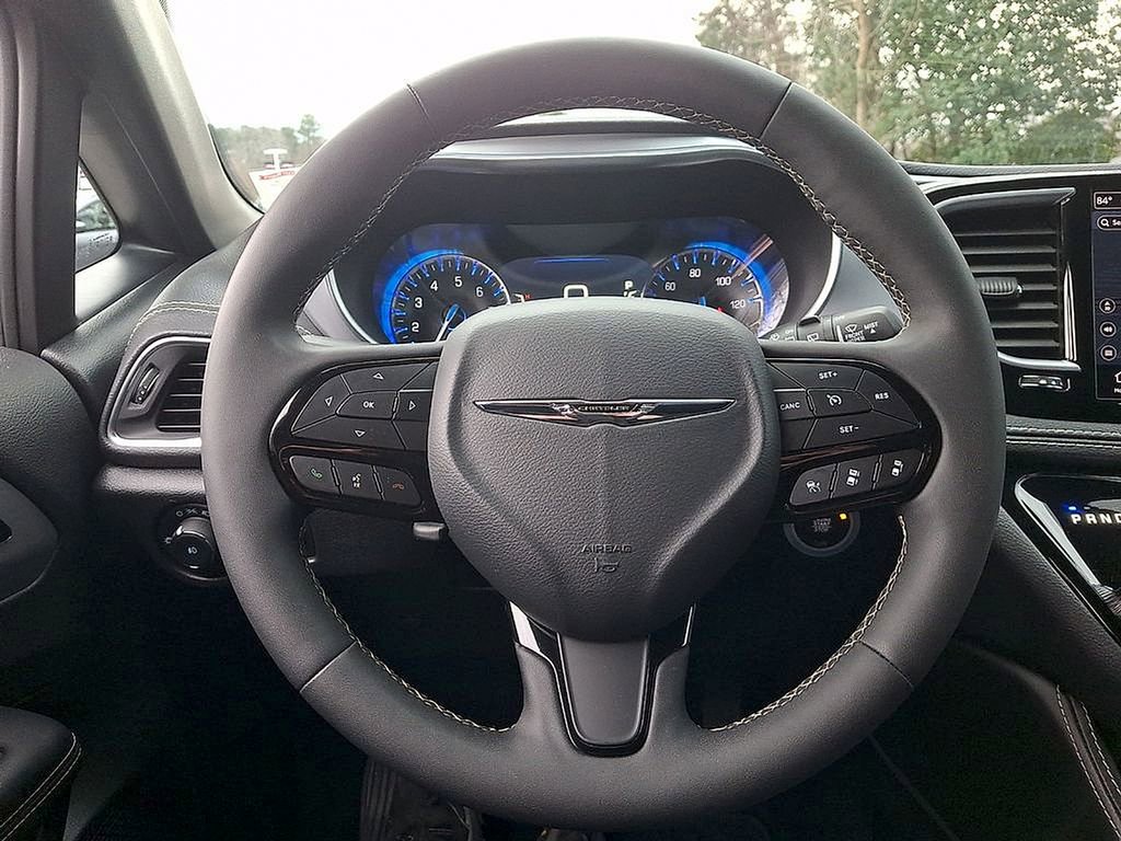 Used 2025 Chrysler Pacifica Limited FWD image 19