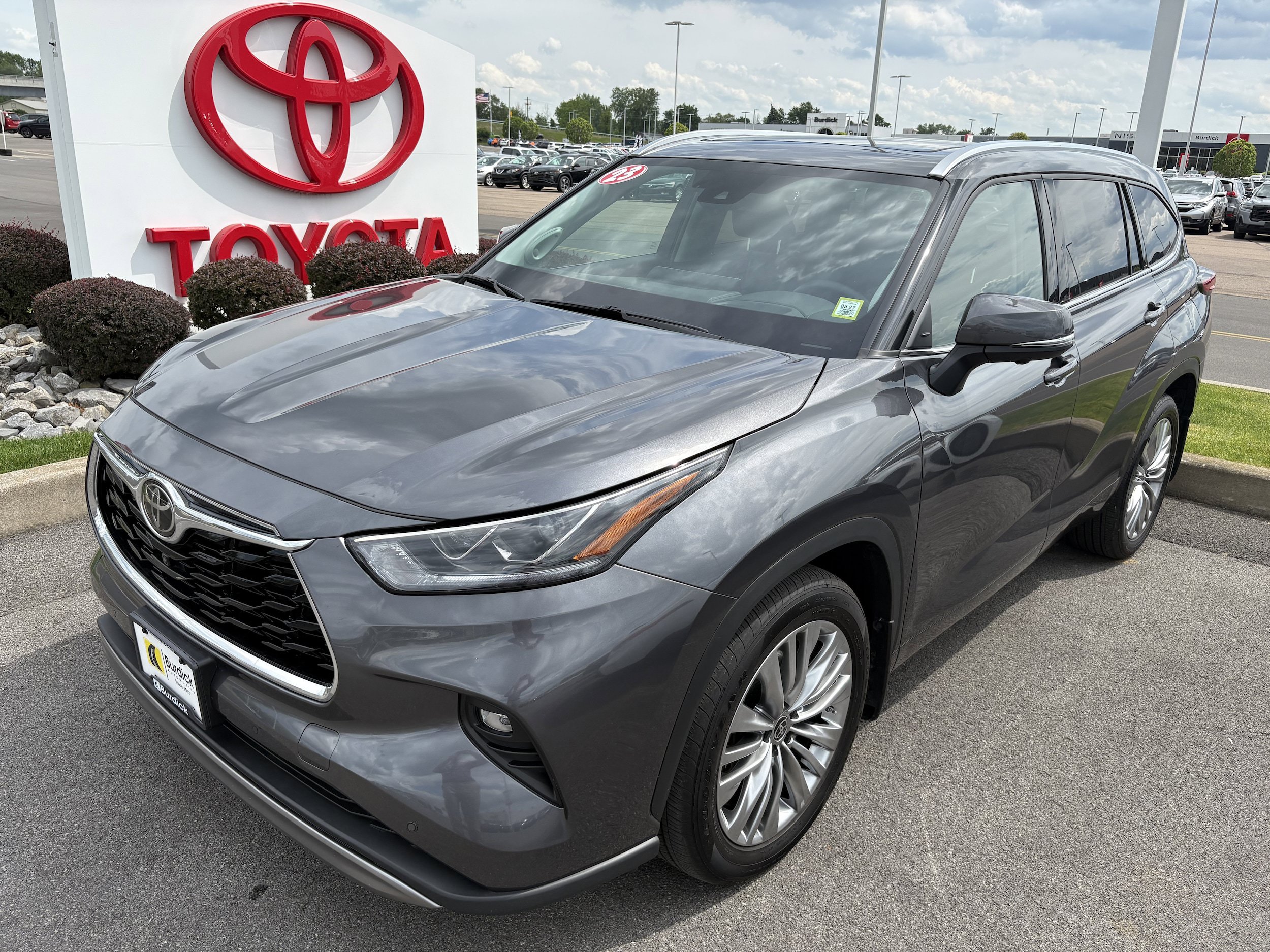 Used 2023 Toyota Highlander Platinum AWD/4WD image 1