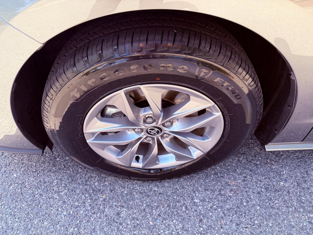 Used 2026 Toyota Sienna XLE FWD image 18